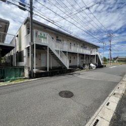 ４棟エステートピアが立ち並び敷地内に駐車場も有り(外観)